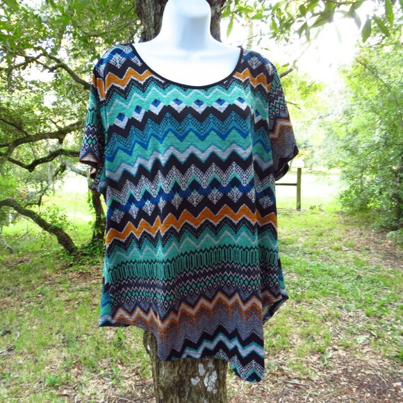 Rue Juju Womans Top with acymetrical Hem Aztec design - Picture 2 of 6